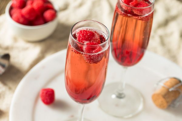 Cocktail Kir Imperial: Hương vị mới với mâm xôi