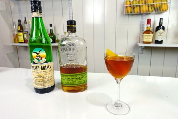 Khi làm cocktail Toronto cần chú ý