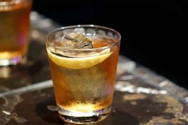 Hương vị độ ngọt của amaretto kết hợp với hương vị mạnh mẽ của vodka tạo ra một cân bằng độc đáo