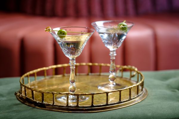 Công thức và nguyên liệu để có một ly cocktail on the rocks martini