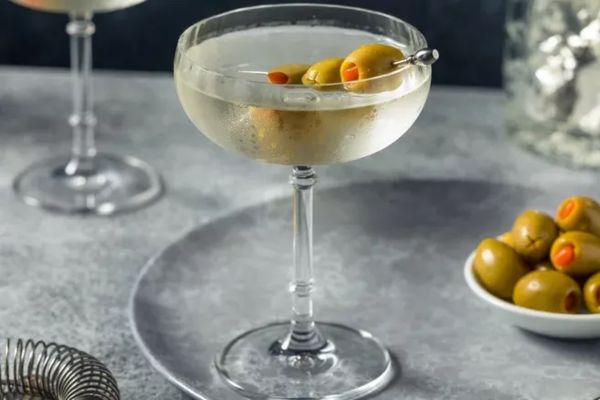 Gin có nòng độ mạnh sẽ tạo nên hương vị khó quên cho ly cocktail perfect martini