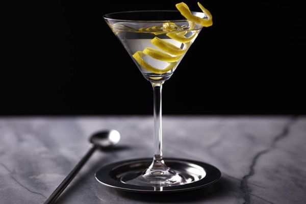 Cùng tìm hiểu về nguồn góc của Cocktail Vesper