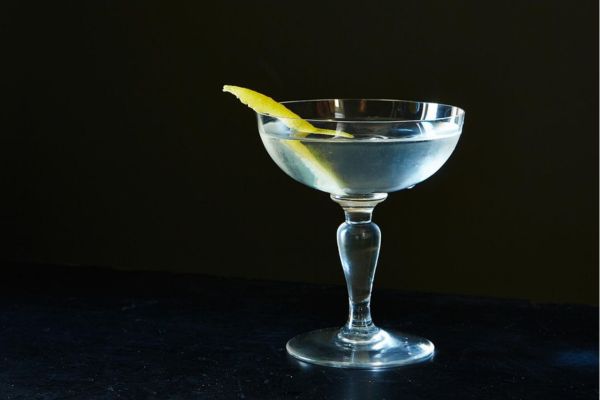 Hương vị của chanh và rượu Gin và Vodka tạo nên một ly Cocktail Vesper