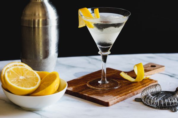 Nguyên liệu và công thức để làm một ly Cocktail Vesper
