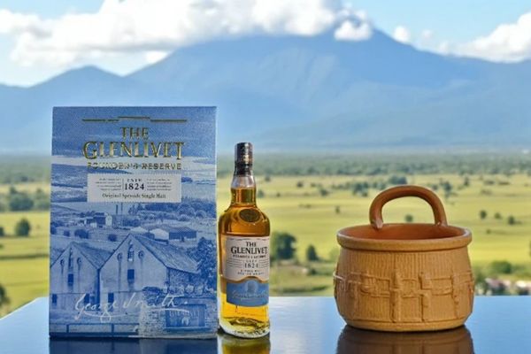 Trao tặng The Glenlivet Founder's Reserve hộp quà là một cách tuyệt vời để gửi lời chúc tốt đẹp đến người nhận