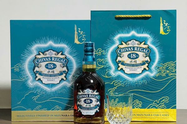 Chivas 18 Mizunara hộp quà sang trọng cho dịp sum vầy