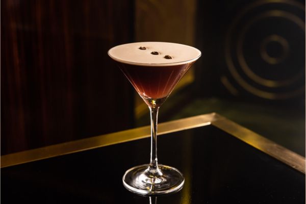 Bradsell đã kết hợp vodka, espresso, và liqueur cà phê để tạo ra một cocktail.