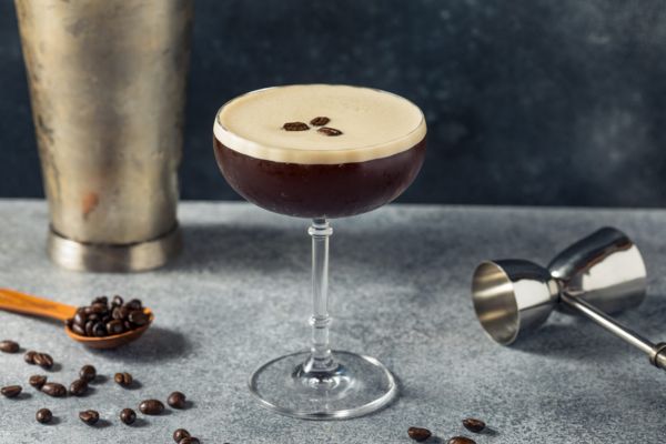Cách pha cocktail Espresso Martini hoàn hảo.