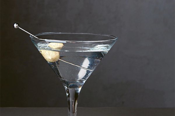 Lựa chọn nguyên liệu và ly đê thưởng thức Cocktail Gibson trọn vị