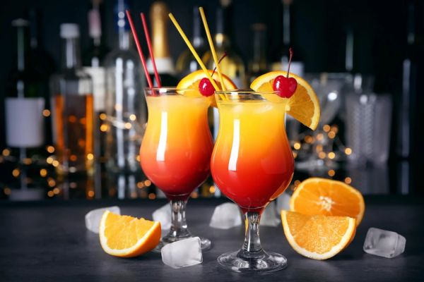 Sự hòa quyện của nước cam vào hỗn hợp tạo nên sự tươi mát và cân bằng cho Cocktail Sex on the Beach.