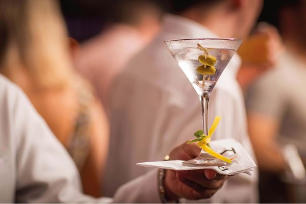 Cocktail Up Martini - Nguồn Gốc và Hướng Dẫn Pha Chế