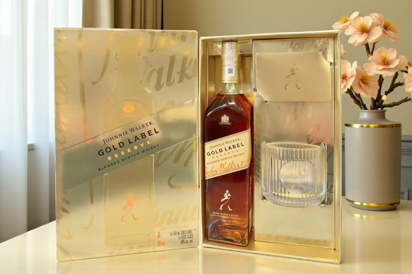 Hộp quà Tết Johnnie Walker Gold Label là một lựa chọn tuyệt vời để trao gửi tình thân và chúc mừng năm mới