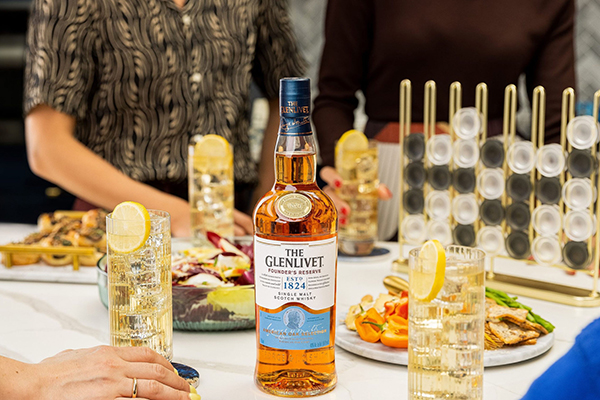 The Glenlivet Founder's Reserve hộp quà là một phiên bản đặc biệt được thiết kế cho các dịp lễ hội