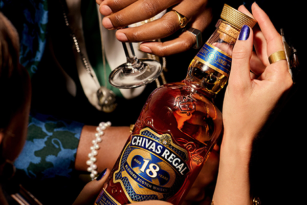 Thiết kế mới có hình dáng cao hơn với phần vai tròn và nhãn nhiều lớp