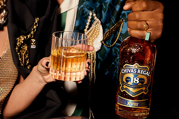 Chọn Chivas 18 mẫu mới ở cửa hàng uy tín để có một mùa Xuân tưng bừng
